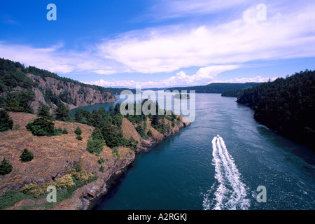 Whidbey Island, Washington State, USA - Motorboot verlassen morgens hinter Deception Pass und State Park Stockfoto
