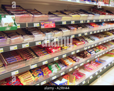 Schokoriegel auf dem Display in UK shop Stockfoto