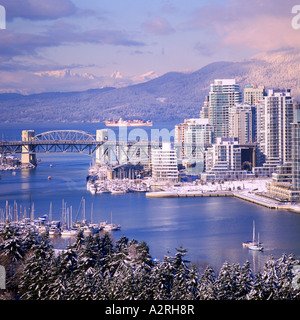 Die Skyline von Vancouver und Burrard Street Bridge am False Creek und den North Shore Mountains in British Columbia Kanada Stockfoto