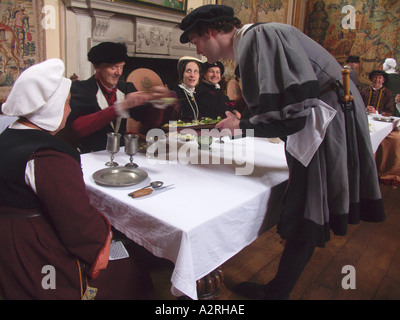 Bankett am Tudor re Enactment Kentwell Hall Suffolk England Stockfoto