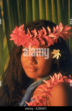 Polynesischen Mädchen mit Blume Lei auf Cook-Inseln im Abendlicht Stockfoto