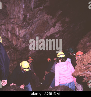 Touristischen Höhlenforscher erkunden Riverbend Höhle bei Horne Lake Höhlen Provincial Park auf Vancouver Island in British Columbia Kanada Stockfoto