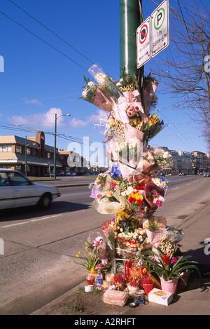 Am Straßenrand Memorial Shrine of Flowers für Teenager-Opfer getötet bei einem tödlichen Autounfall in Vancouver British Columbia Kanada Stockfoto