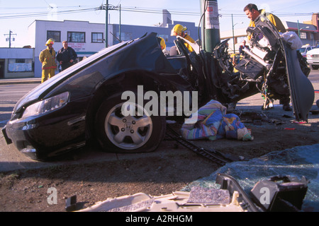 Polizei untersucht tödlichen Auto Crash Verkehr Unfall Szene der Beschleunigung Jugendfahrer in Pole Vancouver British Columbia Kanada Stockfoto