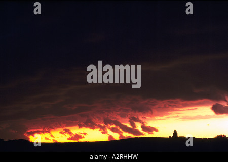 Tornado und Sturmwolke bedroht Farm Community und Feld in der Nähe von Edmonton, Alberta, Kanada Stockfoto