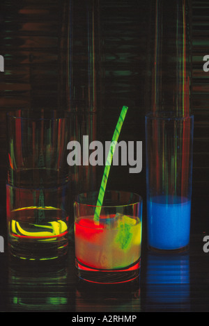 Ausgedacht alkoholische Getränke kurz Brille vor einem schwarzen Hintergrund, experimentelle Fotografie Bild Stockfoto