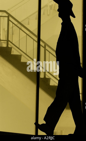 Silhouette der Figur gegen Treppe Stockfoto