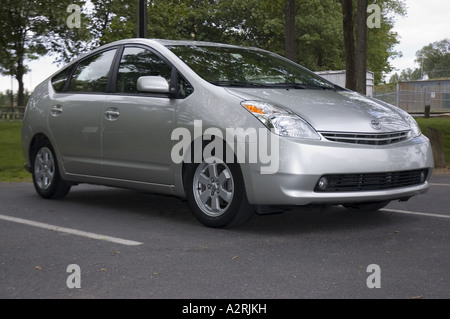 2004 TOYOTA PRIUS BENZIN-ELEKTRO-HYBRID-AUTO DAS BENZIN VERWENDET, UM EINEN VERBRENNUNGSMOTOR UND ELEKTRISCHE BATTERIEN POWER Stockfoto