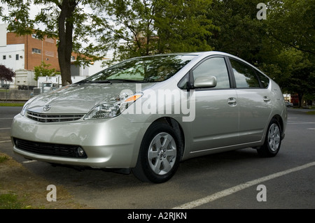 2004 TOYOTA PRIUS BENZIN-ELEKTRO-HYBRID-AUTO DAS BENZIN VERWENDET, UM EINEN VERBRENNUNGSMOTOR UND ELEKTRISCHE BATTERIEN POWER Stockfoto