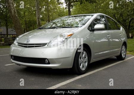 2004 TOYOTA PRIUS BENZIN-ELEKTRO-HYBRID-AUTO DAS BENZIN VERWENDET, UM EINEN VERBRENNUNGSMOTOR UND ELEKTRISCHE BATTERIEN POWER Stockfoto