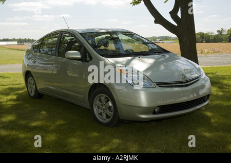 2004 TOYOTA PRIUS BENZIN-ELEKTRO-HYBRID-AUTO DAS BENZIN VERWENDET, UM EINEN VERBRENNUNGSMOTOR UND ELEKTRISCHE BATTERIEN POWER Stockfoto