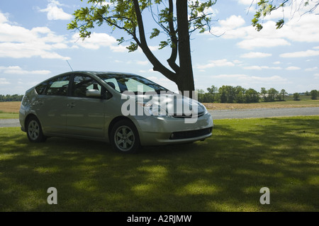 2004 TOYOTA PRIUS BENZIN-ELEKTRO-HYBRID-AUTO DAS BENZIN VERWENDET, UM EINEN VERBRENNUNGSMOTOR UND ELEKTRISCHE BATTERIEN POWER Stockfoto