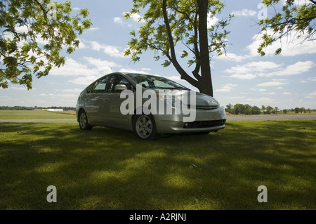 2004 TOYOTA PRIUS BENZIN-ELEKTRO-HYBRID-AUTO DAS BENZIN VERWENDET, UM EINEN VERBRENNUNGSMOTOR UND ELEKTRISCHE BATTERIEN POWER Stockfoto