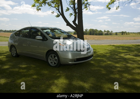 2004 TOYOTA PRIUS BENZIN-ELEKTRO-HYBRID-AUTO DAS BENZIN VERWENDET, UM EINEN VERBRENNUNGSMOTOR UND ELEKTRISCHE BATTERIEN POWER Stockfoto