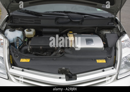 MOTOR IN 2004 TOYOTA PRIUS-BENZIN-ELEKTRO-HYBRID-AUTO Stockfoto