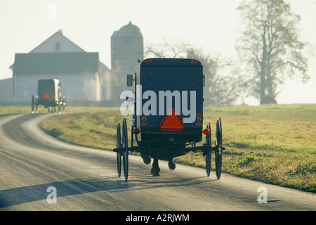 AMISH BUGGIES REISEN ENTLANG LANCASTER COUNTY ROAD / PENNSYLVANIA Stockfoto