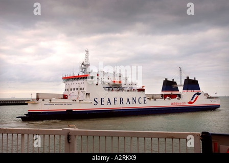 EINE MEER FRANKREICH FÄHRE CALAIS DOCKS FRANCE Stockfoto