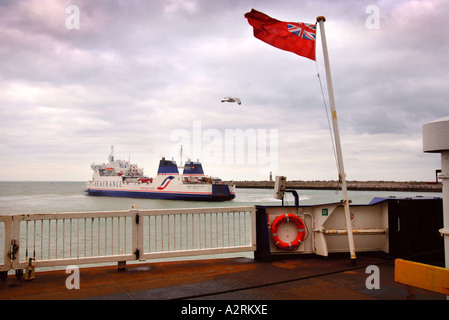 EINE MEER FRANKREICH FÄHRE IN CALAIS DOCKS FRANKREICH GESEHEN VON DER PRIDE OF CANTERBURY P O FÄHRE Stockfoto