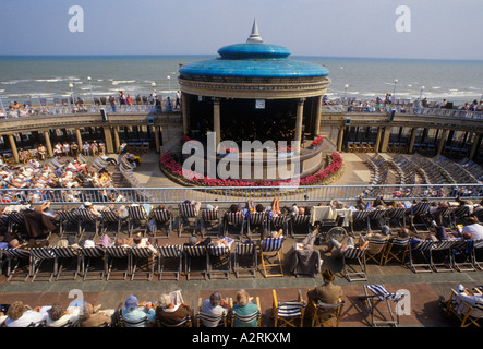 Urlauber im Alter Rentner hören Live-Musik im Bandstand Eastbourne East Sussex England. 1990er Jahre Großbritannien um 1995 HOMER SYKES Stockfoto