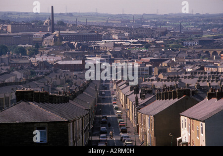 Die Working Class beherbergt Dächer und Schornsteintöpfe mit Blick auf die Baumwollmühlen der Stadt Accrington. Back to Back Housing Lancashire UK 1990s 1995 HOMER SYKES Stockfoto