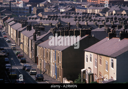 Die Arbeiterklasse beherbergt Häuser Dächer Kamintöpfe Accrington Town. Zurück an die hintere Reihe mit Lancashire UK 1990s 1995 HOMER SYKES Stockfoto