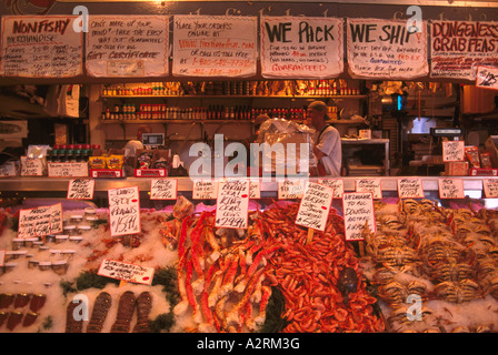 Pike Place Market, Seattle, Washington State, USA - frischen Fisch und Meeresfrüchte für den Verkauf auf Eis am lokalen Fischhändler Stockfoto