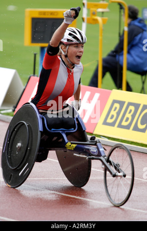 Edith Hunkeler der Schweiz schlägt die Luft, als sie die Ziellinie Goldmedaille in der Womens T54 überquert 800m Stockfoto