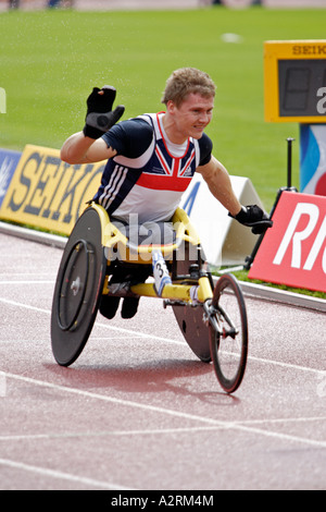 David Weir aus Großbritannien schlägt die Luft, als er die Ziellinie Goldmedaille in der Mens T54 überquert 100m Stockfoto