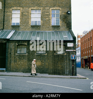 Ein Mann mit einem Mac telefonieren mit einem Handy entlang London Street, Paddington London, England UK KATHY DEWITT Stockfoto