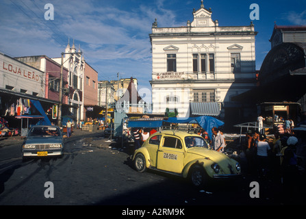 Manaus Brasilien geschäftige Straßenszene, gelber VW Volkswagen Beetle Auto als Taxi genutzt 1980er Jahre 1985 Südamerika HOMER SYKES Stockfoto