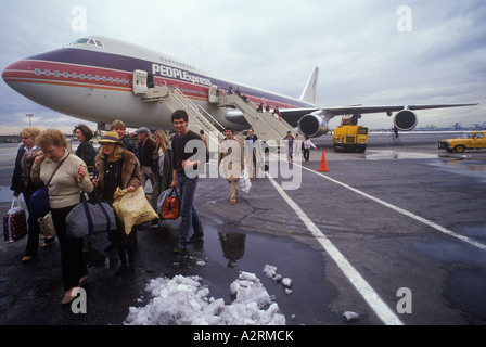 PeoplExpress PeoplExpress 26. Mai 1983 erster Flug vom Flughafen Gatwick London nach Newark New Jersey USA. Ankunft in den 1980er Jahren HOMER SYKES Stockfoto