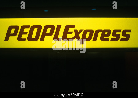 Menschen zum Ausdruck bringen PeoplExpress Flug 26. Mai 1983 zunächst vom Flughafen London Gatwick nach Newark New Jersey USA Logo. Stockfoto