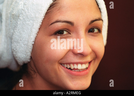 Mädchen, das ihre Haare gewaschen am Tag ihrer Hochzeit Stockfoto