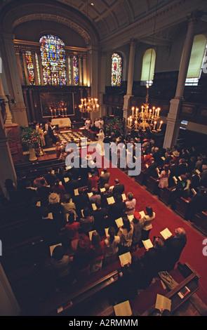 Braut und Bräutigam während ihrer Hochzeitsservice an Str. Georges Kirche Hanover Square in London Stockfoto