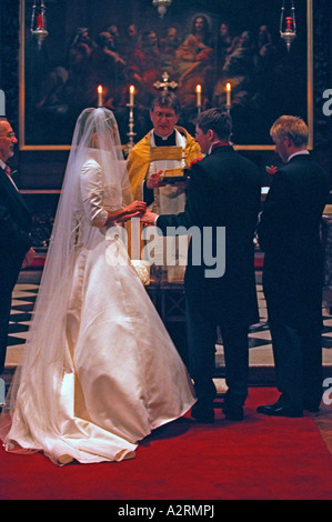Braut auf dem Altar mit ihrem Bräutigam Austausch Trauringe in St. George Church London Stockfoto