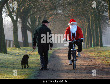 VATER WEIHNACHTEN ON A BICYCLE Stockfoto