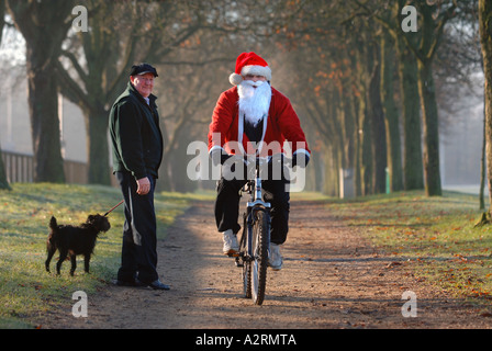 VATER WEIHNACHTEN ON A BICYCLE Stockfoto