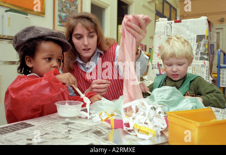 Pre-Lehrerin mit Kleinkindern arbeiten an Kunstprojekt Stockfoto