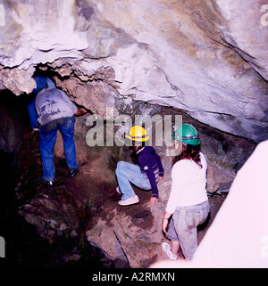 Touristischen Höhlenforscher erkunden Riverbend Höhle bei Horne Lake Höhlen Provincial Park auf Vancouver Island in British Columbia Kanada Stockfoto