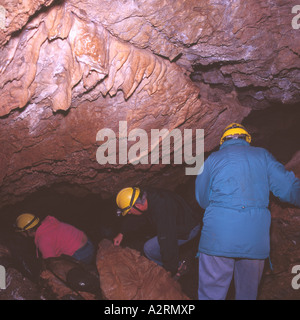 Touristischen Höhlenforscher erkunden Riverbend Höhle bei Horne Lake Höhlen Provincial Park auf Vancouver Island in British Columbia Kanada Stockfoto