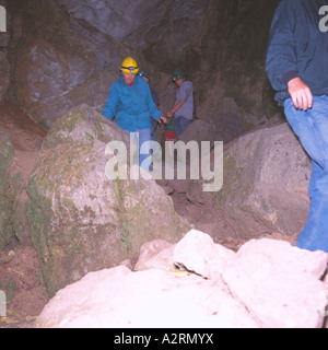 Touristischen Höhlenforscher erkunden Riverbend Höhle bei Horne Lake Höhlen Provincial Park auf Vancouver Island in British Columbia Kanada Stockfoto