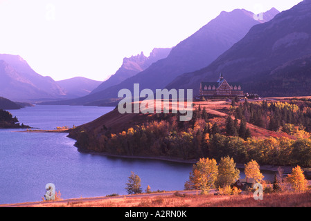 Waterton Lakes Nationalpark, Alberta, Kanada - historische Prince Of Wales Hotel in Waterton Lake, Kanadische Rockies Stockfoto