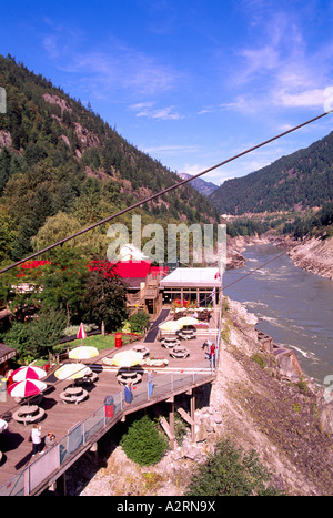 Hells Gate, Fraser Canyon, British Columbia, Kanada - Outdoor-Restaurant / Cafe am Fraser River an Airtram Basis Stockfoto