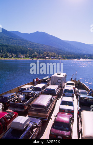 Die Balfour-Fähre überqueren Kootenay Lake in Richtung der Purcell Mountains in der Kootenay Region British Columbia Kanada Stockfoto