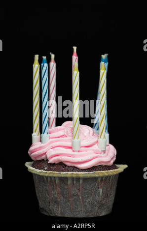 Schokolade Cupcake mit Kerzen an der Spitze Stockfoto