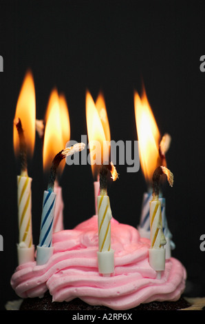 Nahaufnahme von brennenden Kerzen auf Geburtstag Kuchen schwarzen Hintergrund Stockfoto