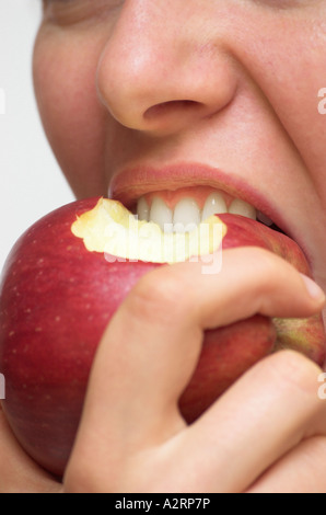 Junge Frau Essen Apfel hautnah Stockfoto
