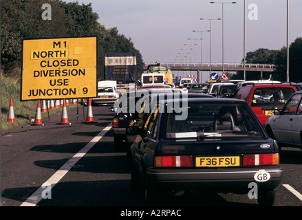 Autobahnbauarbeiten an der M1 in Richtung Norden, geschlossene Umleitungsstraße an der Anschlussstelle 9. England 1995 1990er Jahre UK HOMER SYKES Stockfoto