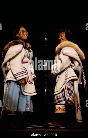 Zwei Eskimo Inuit Kehle Sängerinnen aus arktischen Kanada auf der Bühne Stockfoto