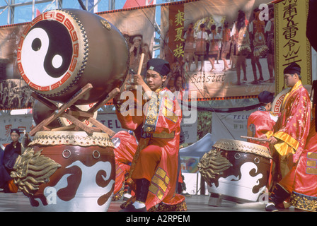 Taiko-Trommler aus Taiwan auf Taiko Trommeln / Wadaiko-Trommeln auf taiwanesische Kulturfestival, Vancouver, Britisch-Kolumbien, Kanada Stockfoto